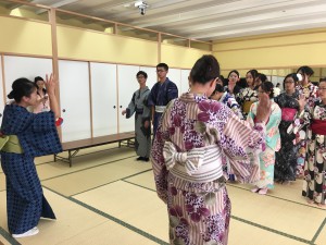日本の大学と海外の大学による交換留学生の浴衣着付け体験授業